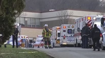 Várias ambulâncias foram para o instituto Franklin Regional depois que um jovem deu golpes com facas em 20 pessoas.