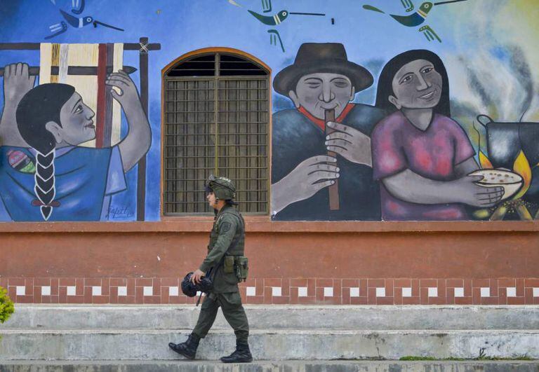 Um policial colombiano anda pela cidade de Toribio