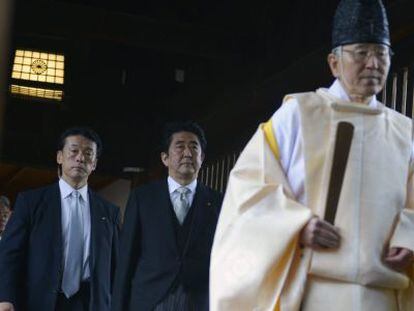 O primeiro-ministro Abe (no centro) visita o santuário.