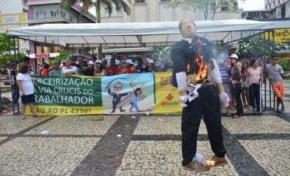 Cunha é alvo de protesto durante malhação do Judas, em Fortaleza.