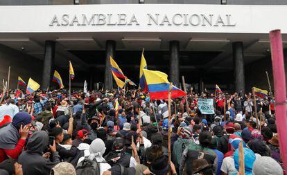 Manifestantes na Assembleia Nacional do Equador, em Quito. 