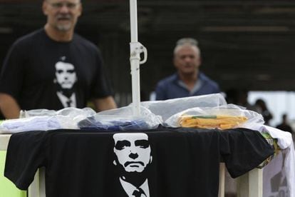 Venda de t-shirts com o retrato do ultra Bolsonaro nesta quarta-feira em Brasília.