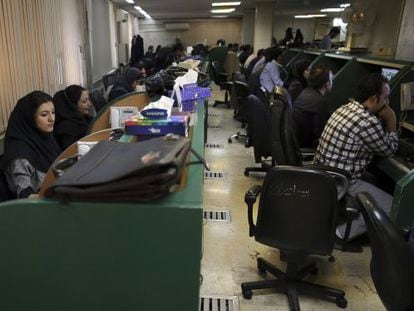 Brokers iranianos na Saca de Teerã.