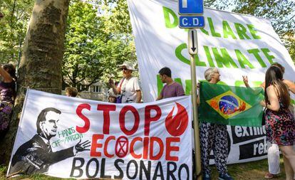 Ativistas fazem protesto na frente da embaixada brasileira em Bruxelas, na Bélgica.