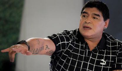 O ex-jogador argentino Diego Maradona, com sua 'nova' cara.