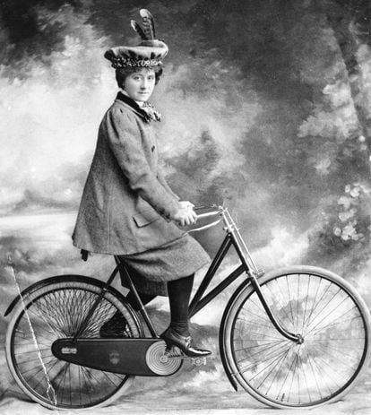 Esta fotografia é de 1898: graças às 'bicicletas de segurança', que são praticamente como as contemporâneas, muitas mulheres começam a usar o veículo