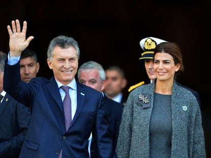 Macri e sua esposa, Juliana Awada, em 25 de maio em Buenos Aires.