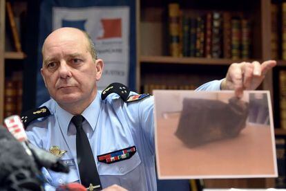 Oficial da polícia francesa mostra foto da segunda caixa-preta.