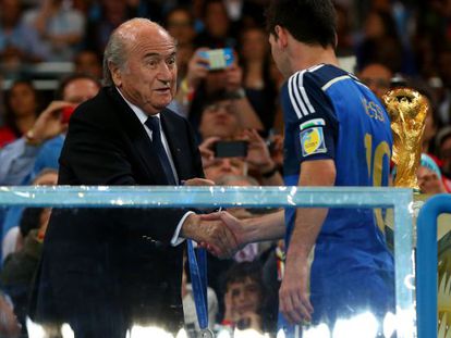 Messi recebe a medalha de Joseph Blatter.