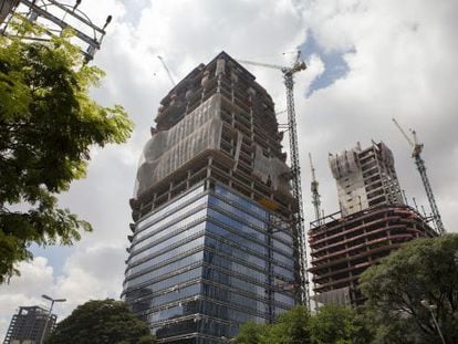 Construções de edifícios comerciais na cidade de São Paulo.