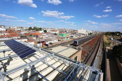 Estação de metro impulsionada por energia solar em Brasília, Brasil.