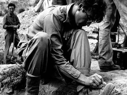 John Lennon desenha em suas botas durante a filmagem de ‘Como Ganhei a Guerra’.