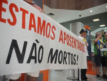 Aposentados do fundo de pens&atilde;o Aerus protestam no Rio em 2013.