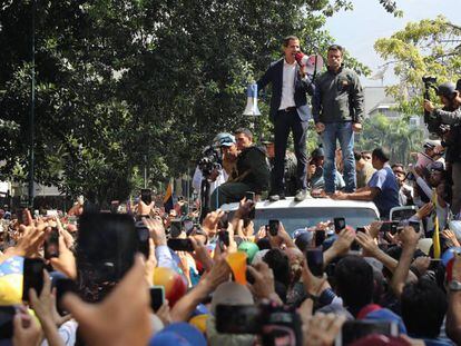 Guaidó discursa aos seus seguidores na terça-feira em Caracas.