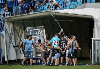 Torcedores do Grêmio golpeiam a cabine do VAR.
