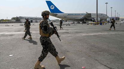 Agentes do Talibã patrulham o aeroporto de Cabul nesta terça-feira após a partida das tropas americanas.