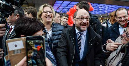 O líder do SPD, Martin Schulz, e a candidata do partido em Saarland, Anke Rehlinger, em um comício na sexta-feira em Saarbrucken.