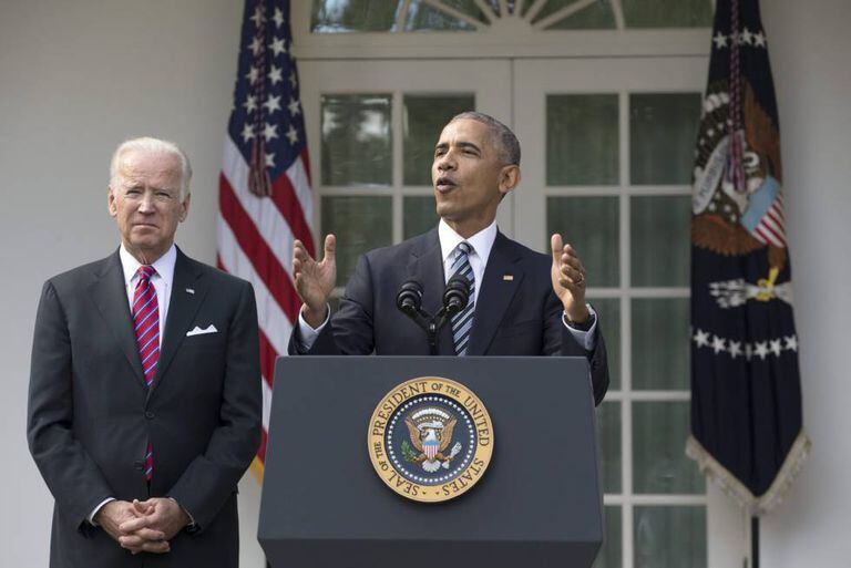 O presidente norte-americano, Barack Obama, junto ao vice-presidente, Joe Biden, durante sua primeira declaração sobre as eleições.