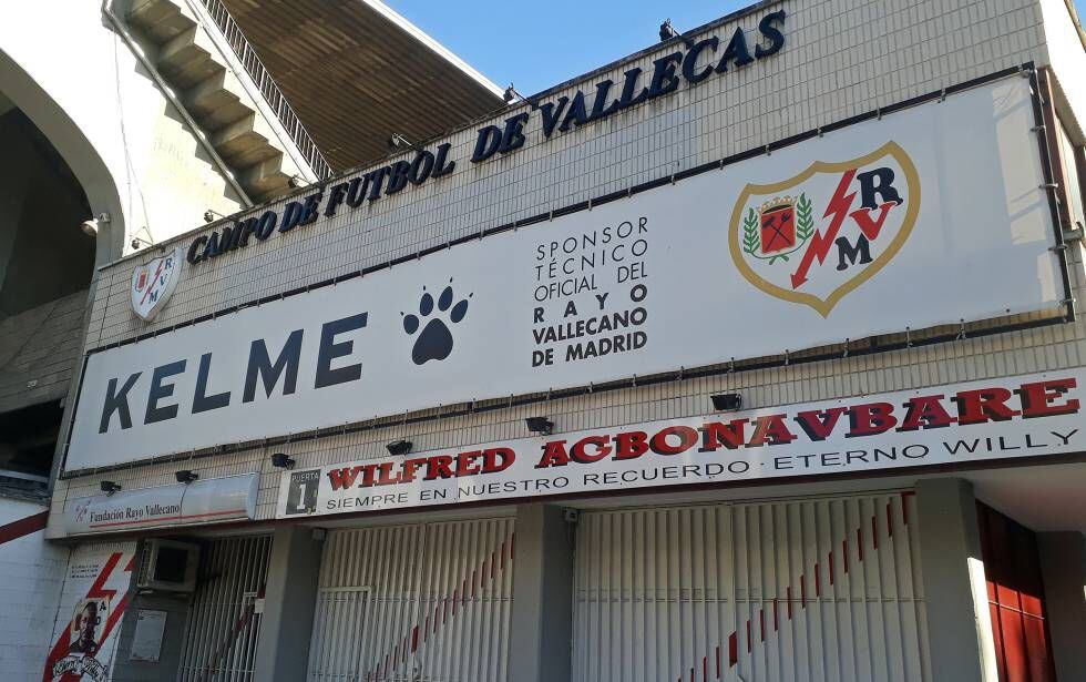Entrada do estádio do Rayo homenageia o ex-goleiro nigeriano.