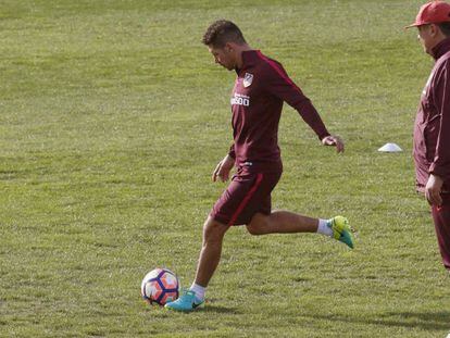 Simeone atinge a bola ante Burgos no treinamento prévio ao Barcelona-Atlético. ZIPI EFE