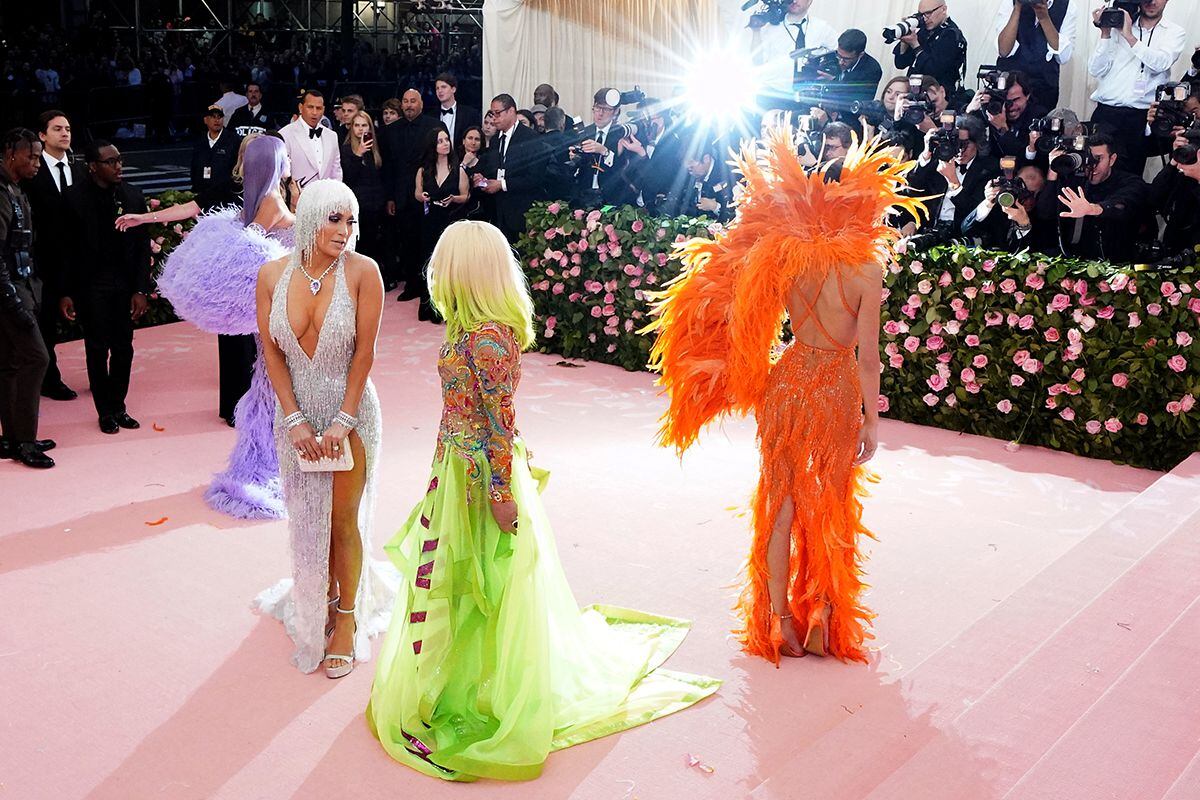 Atrás, Kylie Jenner e Kim Kardashian e, na frente, Jennifer Lopez e Donatella Versace na festa de 2019.