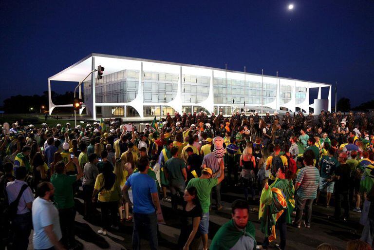 Manifestantes protestam contra o Governo na Esplanada dos Ministérios.