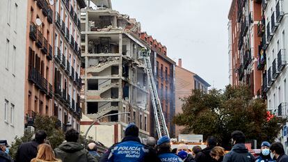 Bombeiros buscam vítimas em Madri após explosão destruir prédio no centro da capital espanhola nesta quarta-feira.
