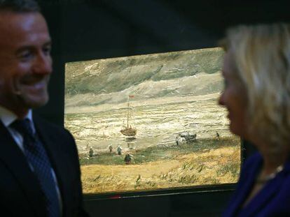 O diretor do Museu Van Gogh, Axel Rueger e a ministra holandesa de Cultura, Jet Bussemaker, com um dos quadros roubados de Van Gogh, nesta terça-feira.