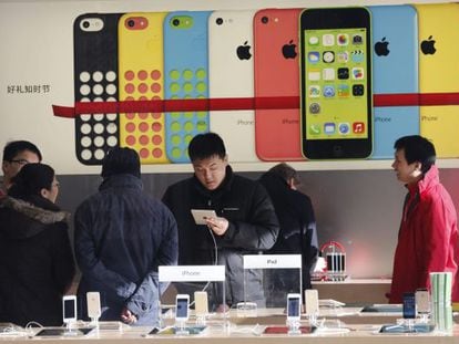 Clientes verificam dispositivos em uma loja da Apple em Pequim.