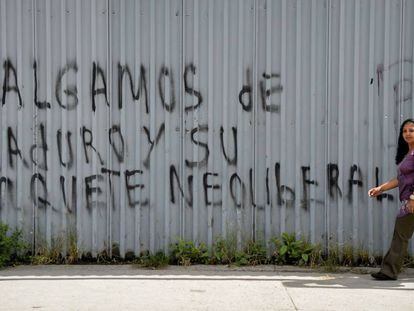 Pixação com os dizeres ‘Fora Maduro e seu pacote neoliberal’ em uma rua de Caracas, em 13 de setembro.