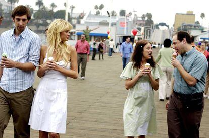 Joel Moore, Paris Hilton, Christine Lakin e Adam Kulbersh na comédia de 2008 'A Gostosa e a Gosmenta'.