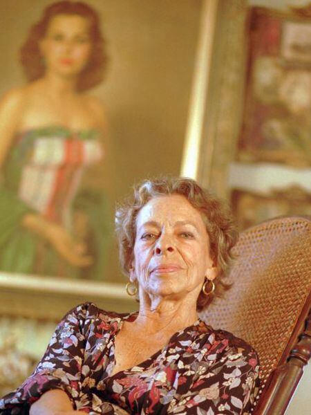 Natalia Revuelta, em sua casa de Havana com seu retrato ao fundo.