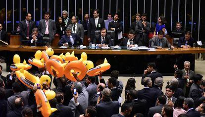 Oposição protesta em votação da lei de tercerização.