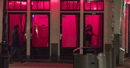 Homem passa em frente a uma vitrine de prostitutas no Bairro Vermelho de Amsterdã, em abril de 2017.