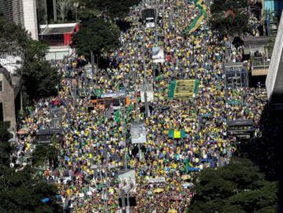 Protestos deste domingo também são contra o  Centrão  e a favor da reforma da Previdência. Atos causam divergência entre a direita e presença de Bolsonaro é incerta. Siga as últimas notícias dos protestos pró-Bolsonaro ao vivo