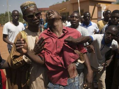 Um manifestante ferido em Ouagadougou, capital de Burkina Faso.