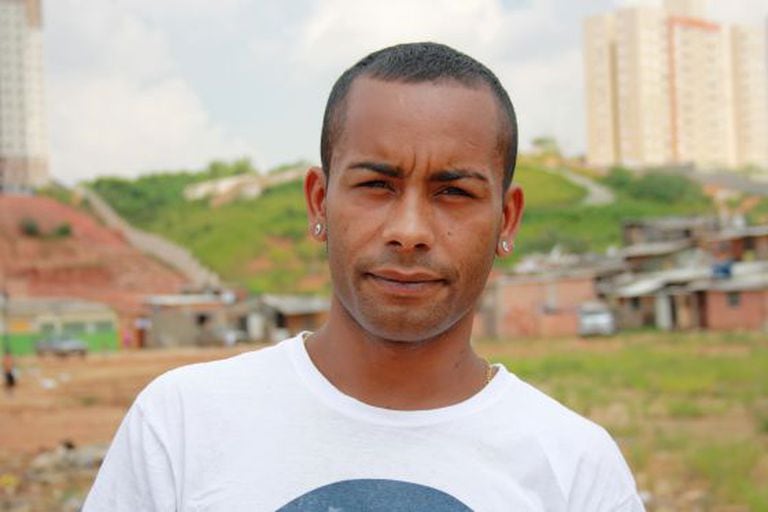 Robson na comunidade onde mora em Carapicuíba.