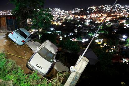 Dois carros prestes a cair num barranco após o terremoto em Acapulco. Em vídeo, o momento do tremor na Cidade do México.