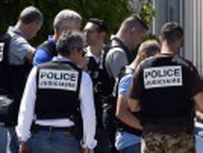 Ao menos um homem armado com um fuzil matou 28 pessoas em um ataque no litoral da Tunísia. Na França, um homem foi decapitado No Kuwait, ataque contra uma mesquita mata 25