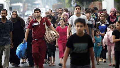 Dezenas de palestinos fogem de seus lares no leste de Gaza.