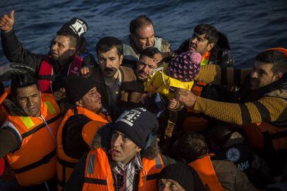 Migrantes e refugiados pedem ajuda a equipes de resgate, em 8 de dezembro.