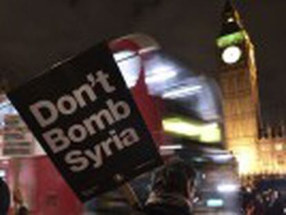 Parlamento britânico aprova bombardeio contra o Estado Islâmico na Síria. Bombardeios começaram nesta quinta-feira