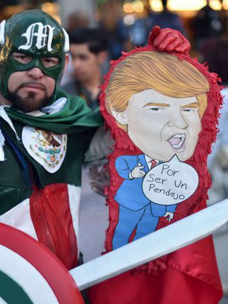 Homem carrega pinhata de Trump na Comic Con.