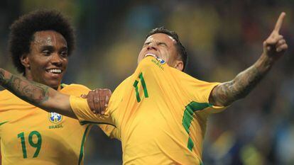 Philippe Coutinho comemora o segundo gol do Brasil.