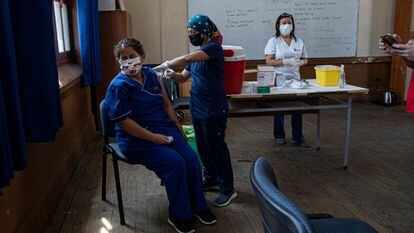 Uma professora recebe a vacina contra a covid-19, em uma imagem de 15 de fevereiro em Santiago.