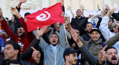 Milhares de tunisianos comemoram neste domingo na capital o sétimo aniversário da queda do regime de Ben Ali, exigindo “uma segunda revolução”.