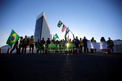 Apoiadores do presidente Bolsonaro em frente ao TSE.