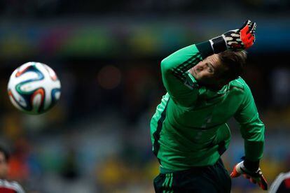 Neuer se estica para defender na semifinal contra o Brasil.
