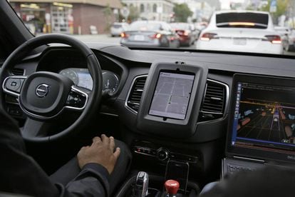 Interior de um carro sem motorista da Uber, em São Francisco.