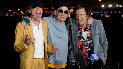 Da esquerda para a direita: Mick Jagger, Keith Richards e Ron Wood, dos Rolling Stones,no Hollywood Burbank Airport de Burbank, Califórnia, Estados Unidos, em 11 de outubro.